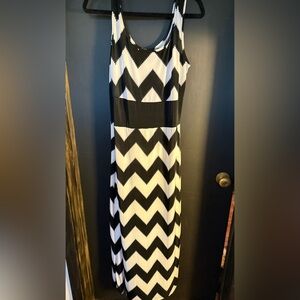 🚨 Just Love Black and White Chevron Maxi Dress